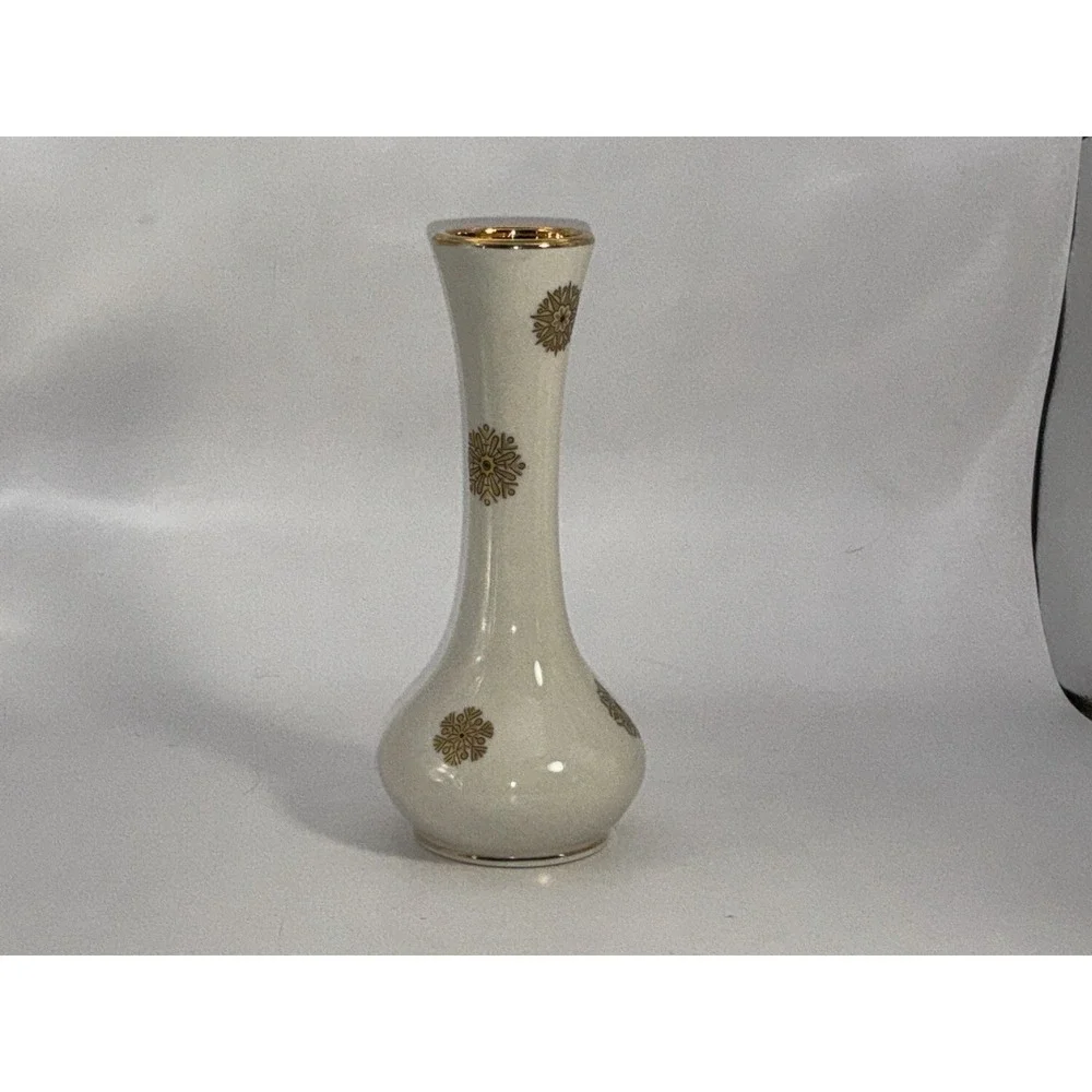 Small White Vase With Flowers Trimmed In‎ 22k Gold Made In U.S.A 6.5 X 3